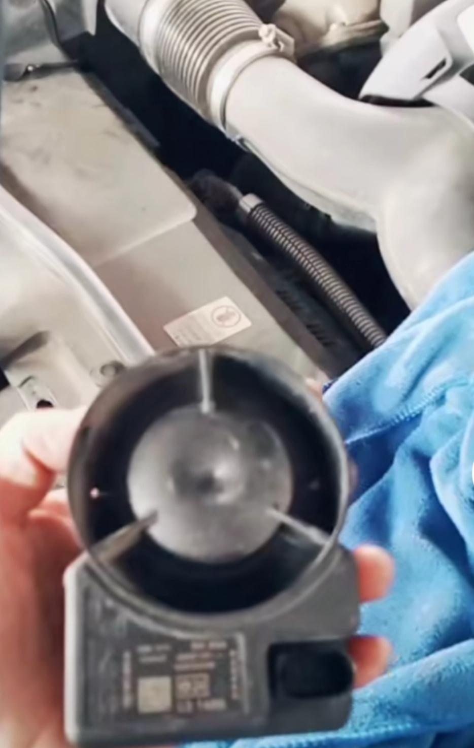 How to solve the problem that the double flashing lights keep flashing after the Porsche Cayenne