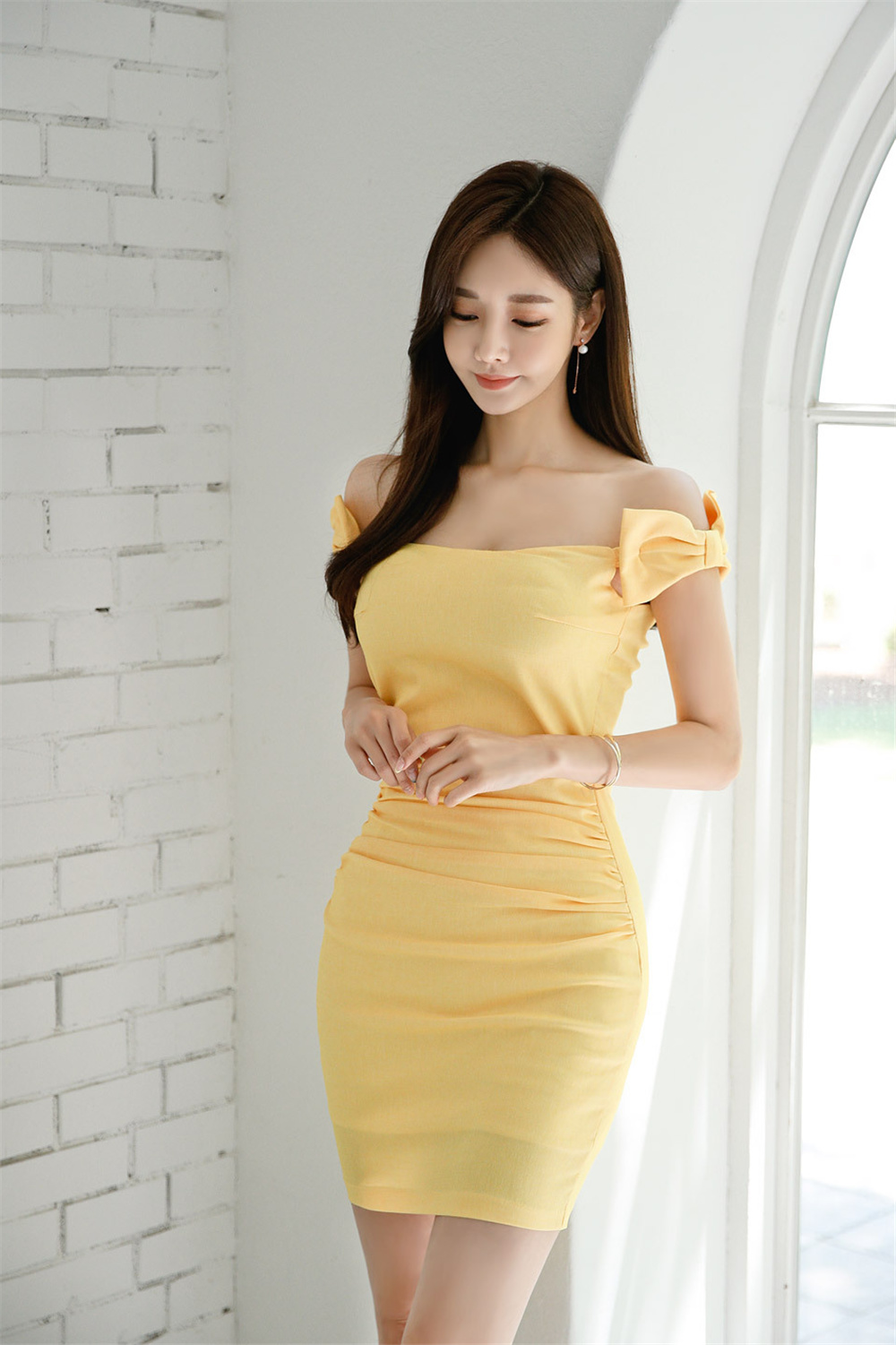 孙允珠丨蜂蝶醉影柠檬鲜黄抹胸晚礼裙