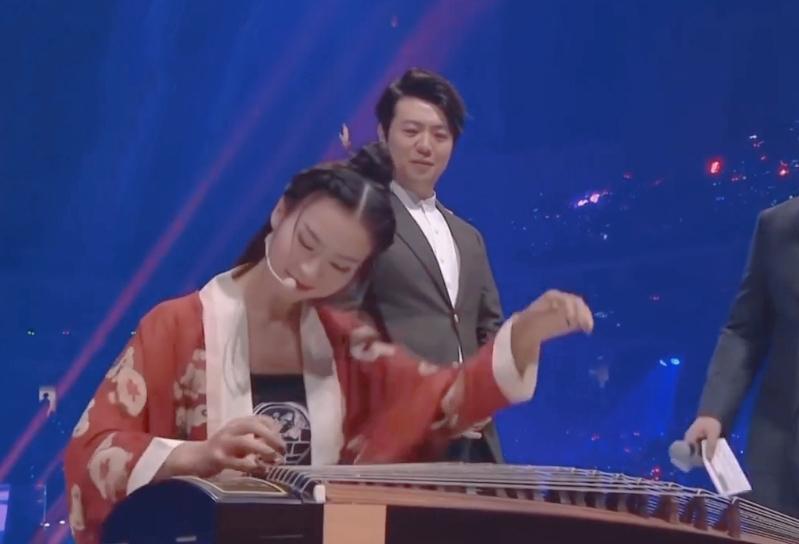 The Hanfu girl born in 1995 became popular in France Stunned