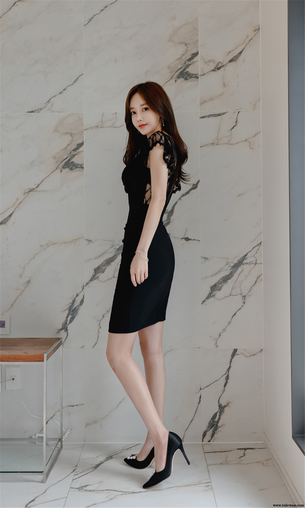 孙允珠丨花墨氤氲复古刺绣波浪包臀裙