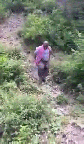 搞笑动图GIF：把小龙虾当瓜子嗑，也是厉害了！