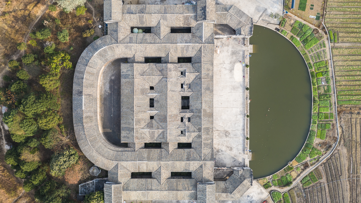 Meizhou Hakka folk house surrounded by dragons, 122 rooms in a building, can ...
