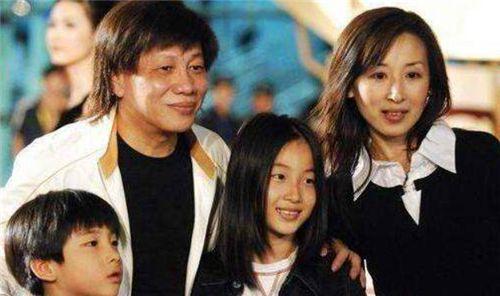 Martial arts superstar Liang Xiaolong rarely showed up, with gray hair ...