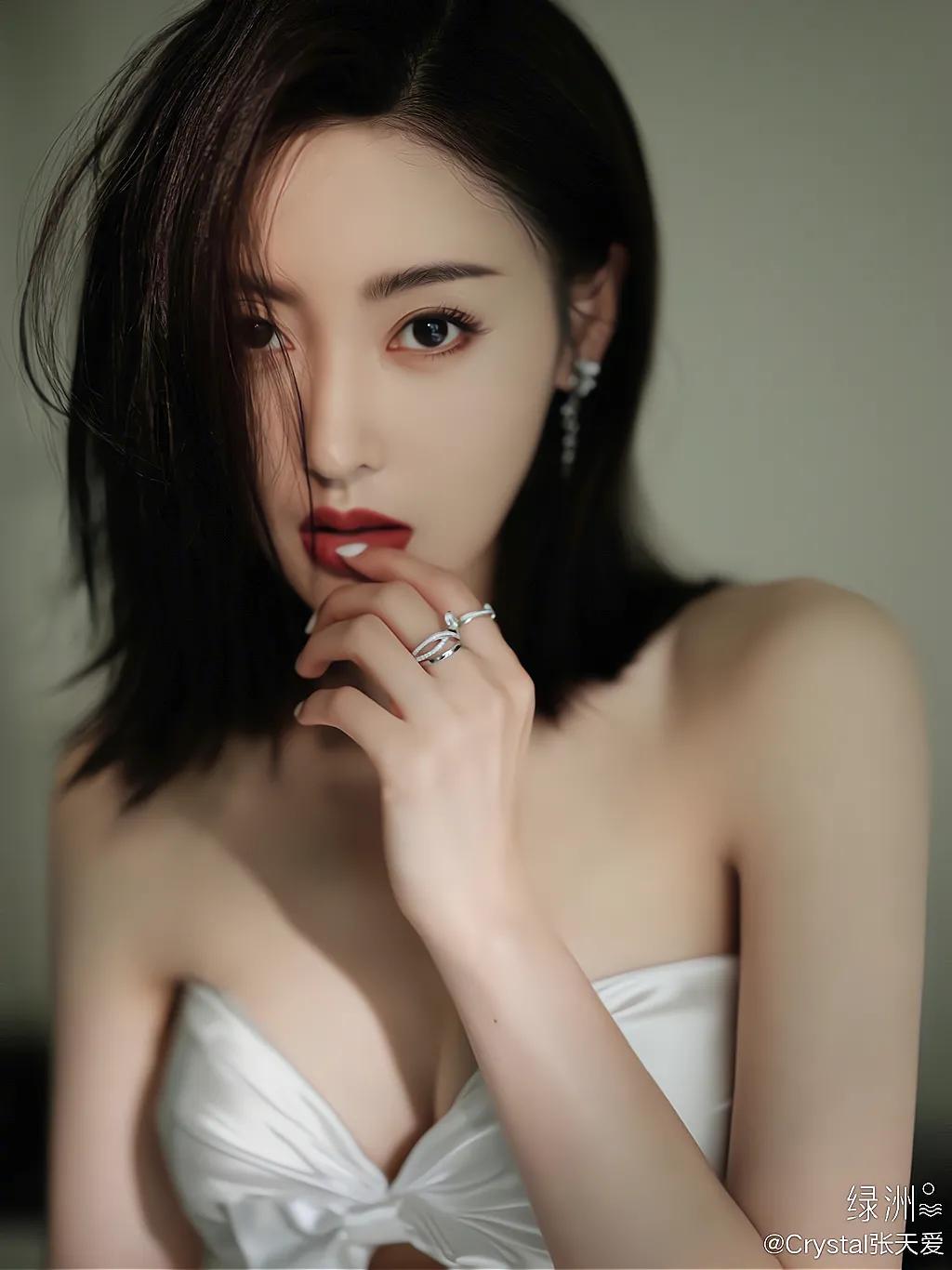 Zhang Tianai Sexy White Hollow Skirt INEWS