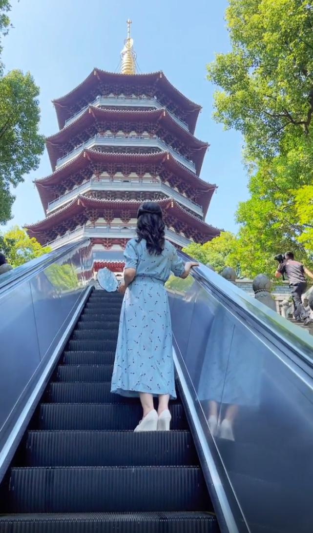 67-year-old Zhao Yazhi revisited Leifeng Pagoda with fair skin like a ...