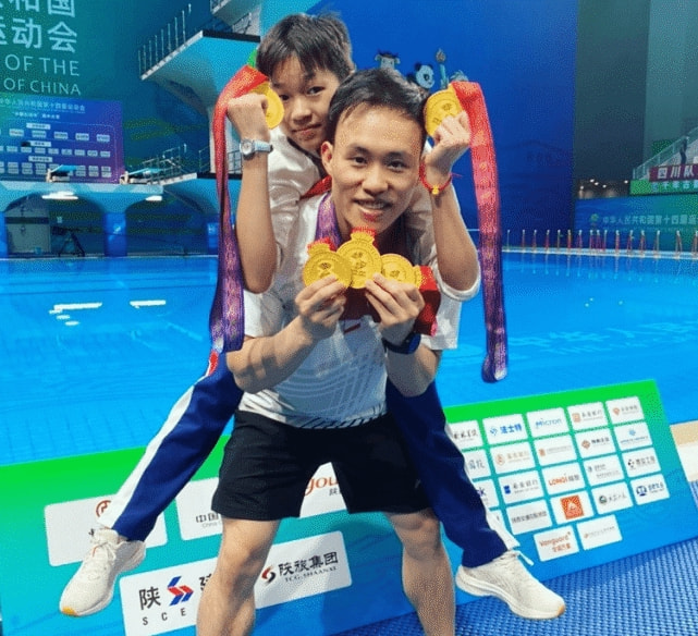Quan Hongchan stood in C position again, the leader received flowers