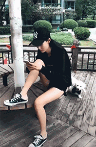 搞笑动图GIF图片：别闹，我和她闹着要呢！