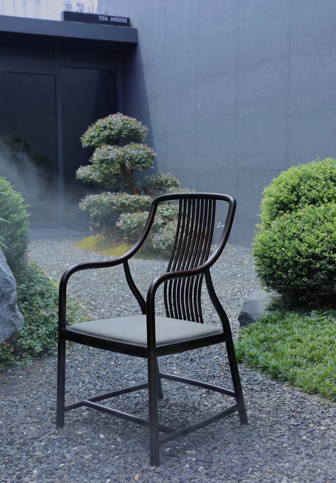 Under the wind and sun, how to choose outdoor solid wood furniture and