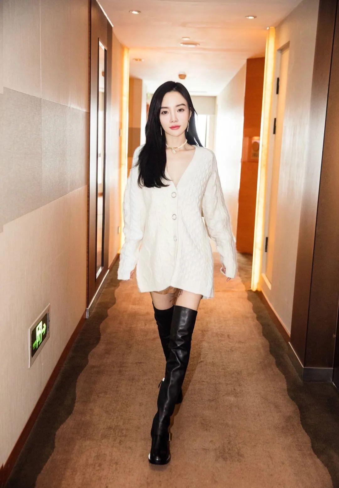 Li Xiaoyu is too tender? Black leather and green casual pants are also ...