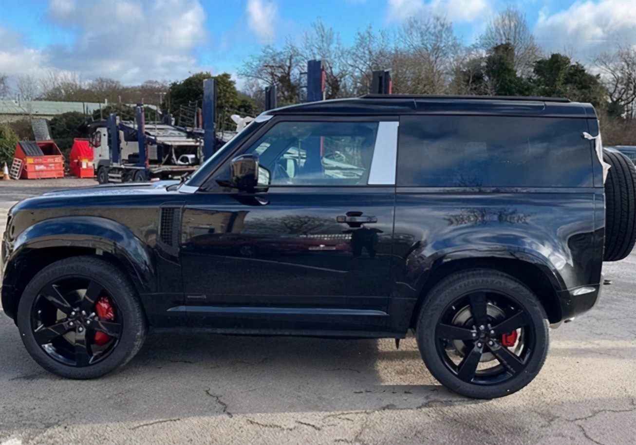 Two-door Land Rover Defender: exactly like the enlarged version of ...