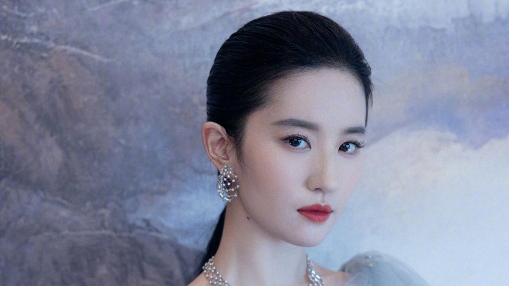 After seeing Liu Yifei's childhood photos and his evolutionary history ...
