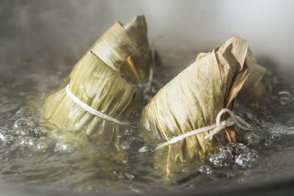 To cook zongzi, don't clean the pot under the water, add two things in