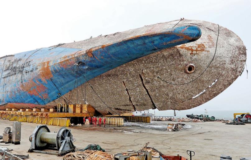 In 2014, the South Korean Seyue sank strangely, and 300 students were buried on the bottom of