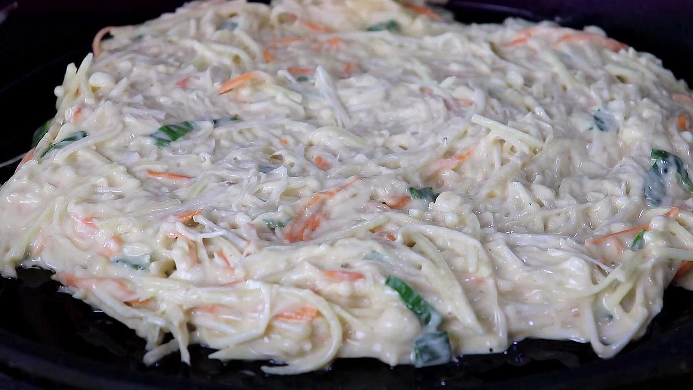 Add 2 eggs to the enoki mushrooms, without frying, stewing, or cold