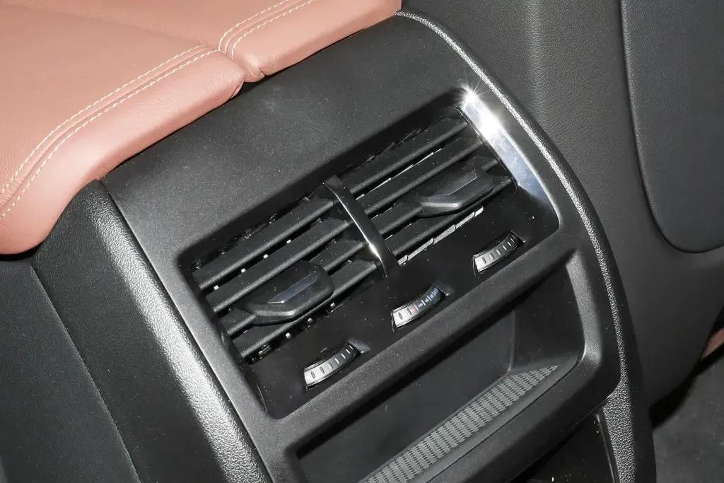 Why is the front of the BMW X5 air conditioner cold and hot behind? iNEWS