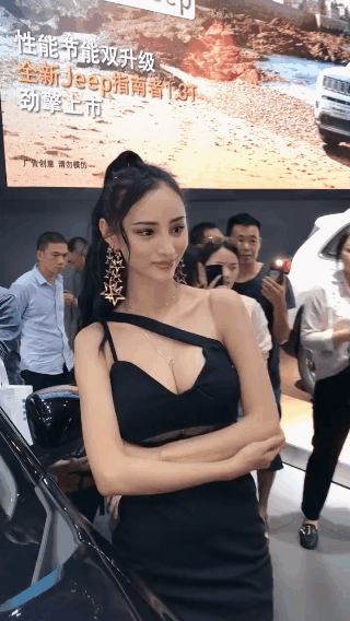 垂涎欲滴美女图GIF：妹子，别占着位置不开车了！