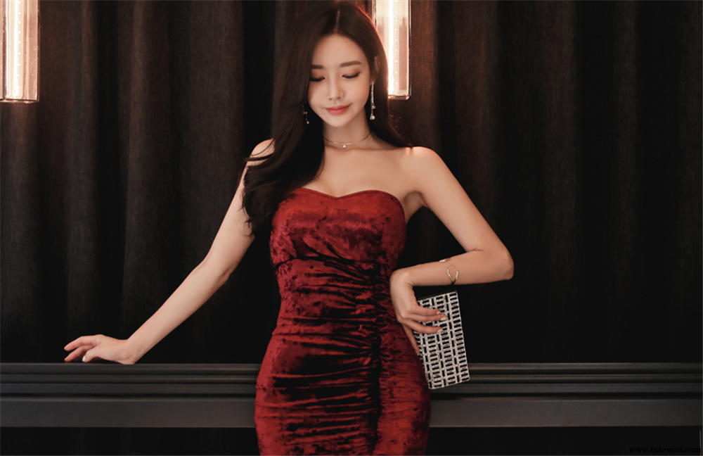 孙允珠丨娇黛樱桃香槟雅韵亮绒抹胸裙