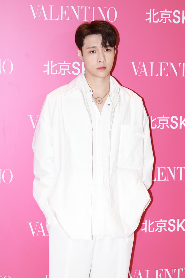 Zhang Yixing's face value is nothing to say, wearing a white suit is ...