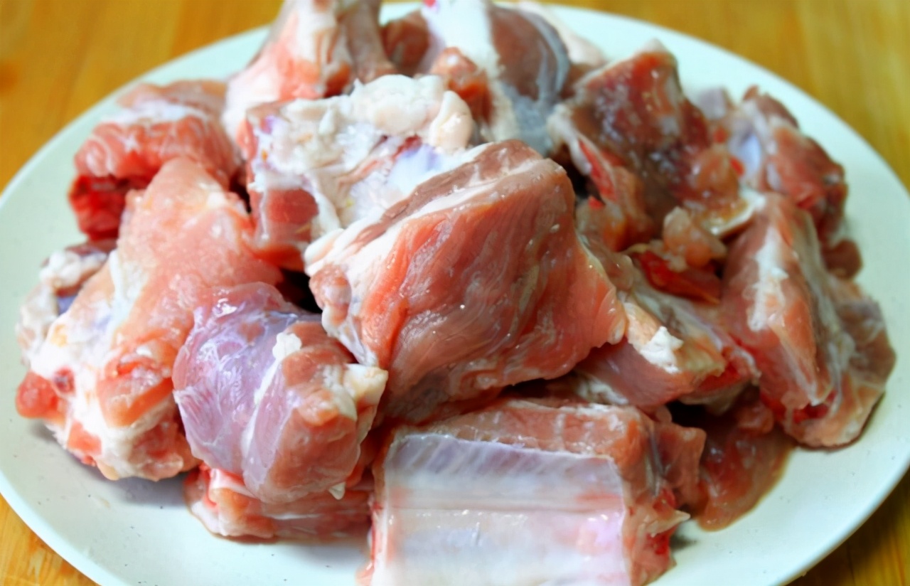 Teach you how to make braised rice with ribs at home, it is simply the ...