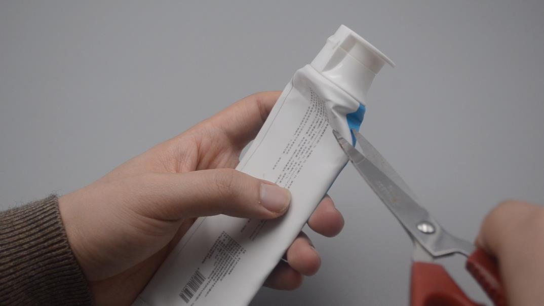 Throw the toothpaste tube into the toilet tank, it's great for its use