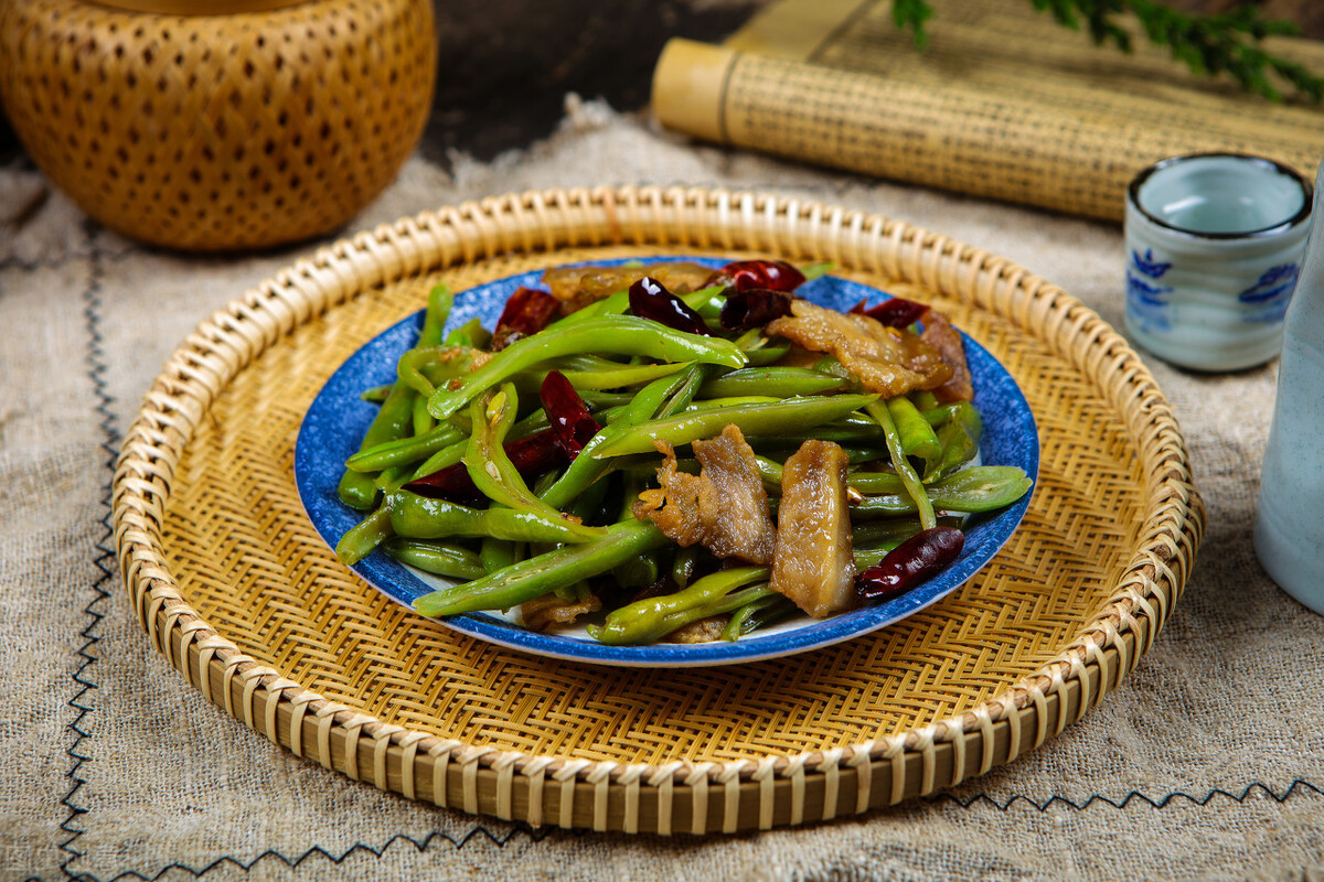 Stirfried kidney beans with pork, don't put it in the pot directly