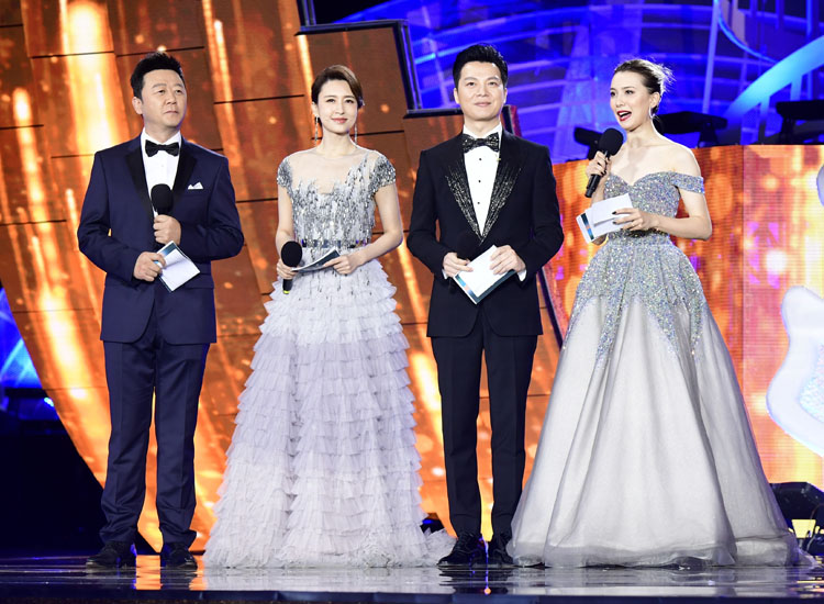 Guo Tao is in the same frame as the host of CCTV, taller than Ren Luyu ...