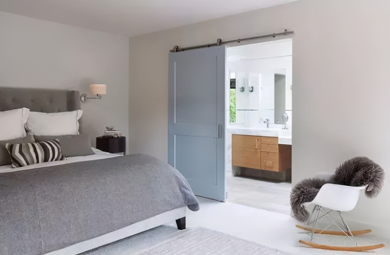 Sliding doors are outdated. Now post90s all like barn doors, they don