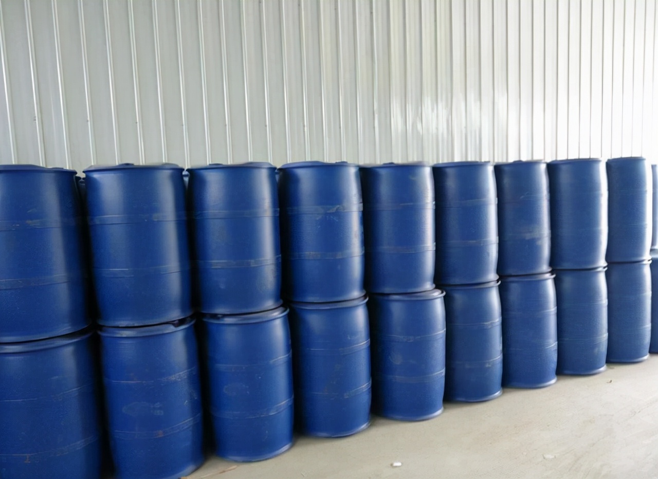 What are the main ingredients of paint thinner and what is the use of