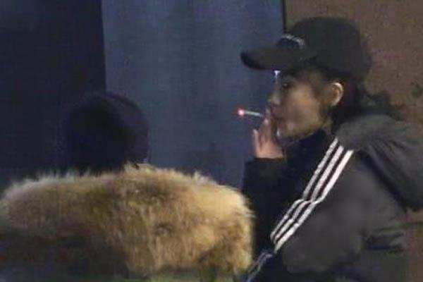 Angelababy was photographed smoking with a friend, her posture was ...