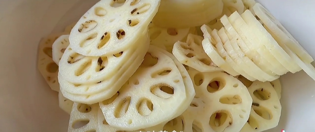 Do you know how to clean lotus roots, remove sludge and insect eggs ...