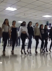 邪恶动态美女图：这样穿着，真的能上街吗？