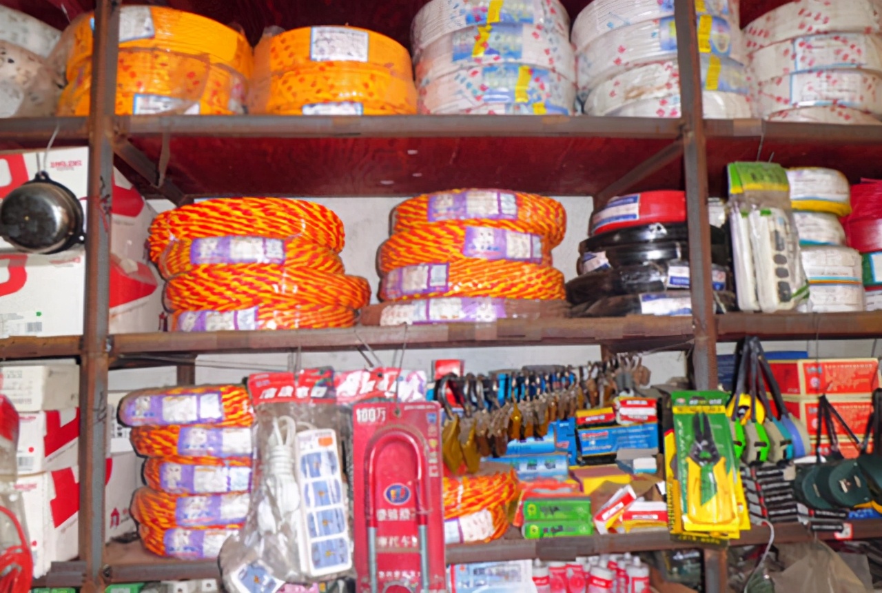 Hardware stores on the street rarely see people buying things. Why can