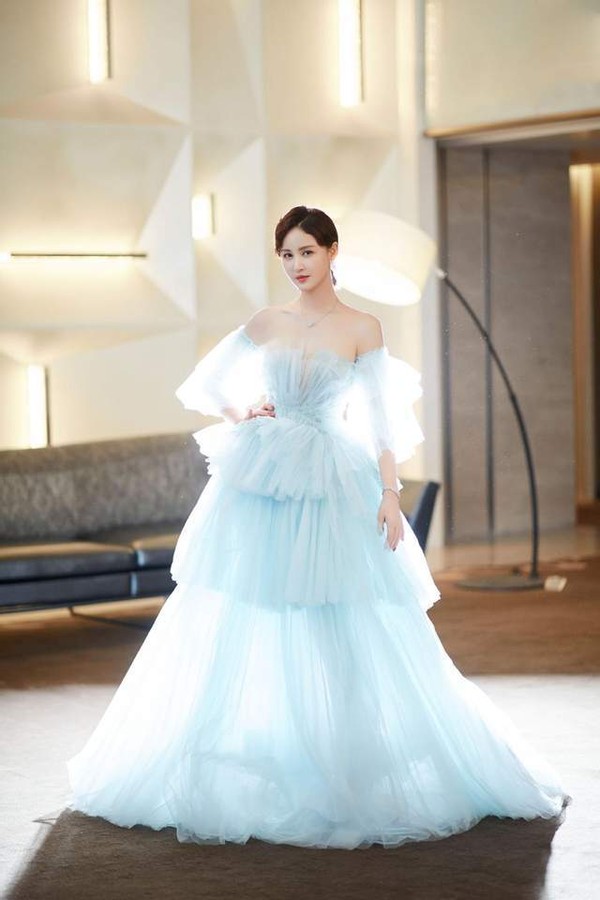 Zhang Xinyi took a big shot on her husband's lap after getting thin! Wearing a low collar New