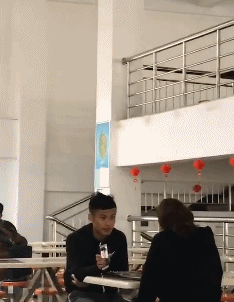 搞笑动图：备胎的究极状态，亮瞎了我的狗眼