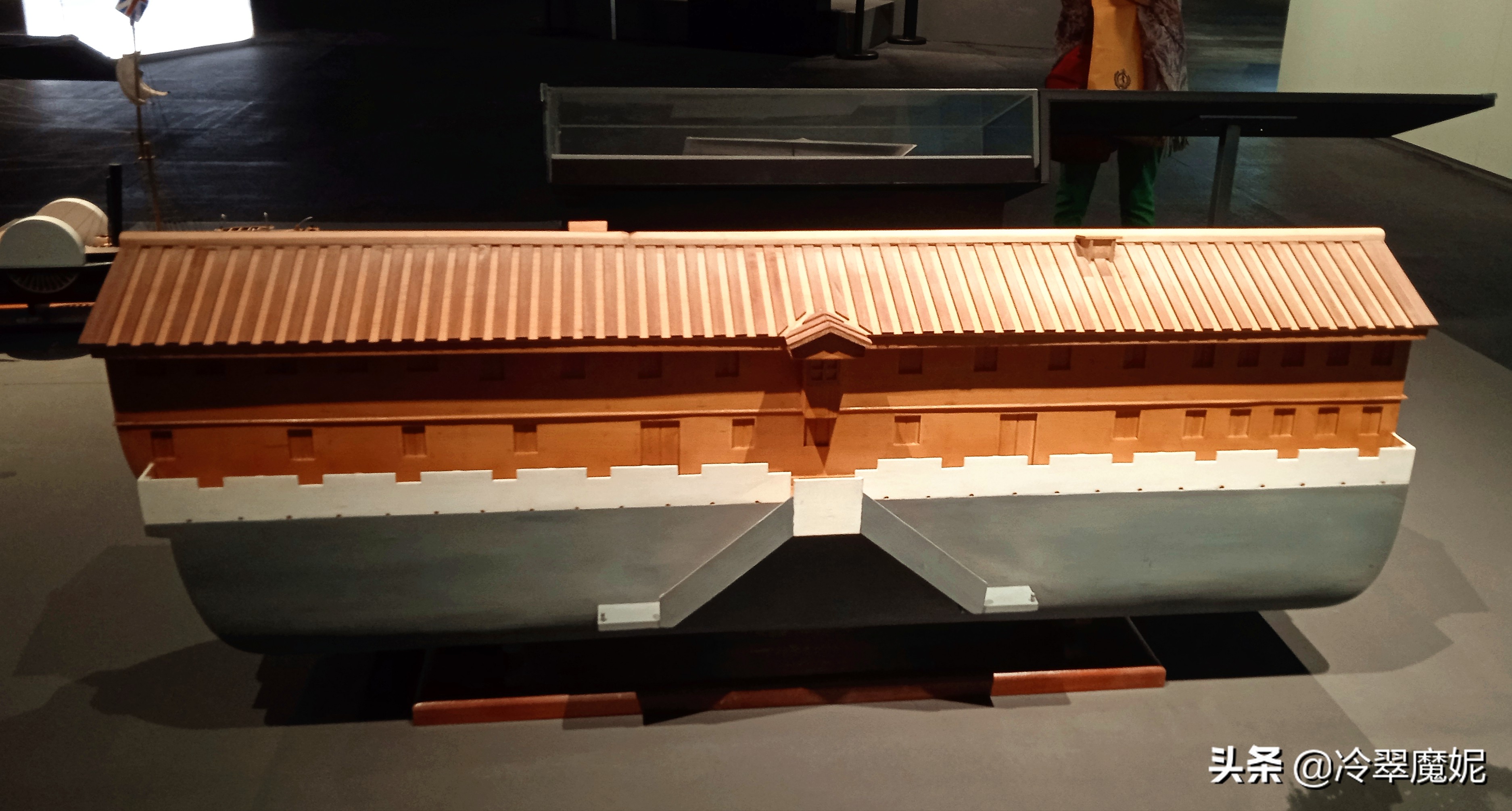 The five-clawed python robe with a history of nearly a hundred years is ...