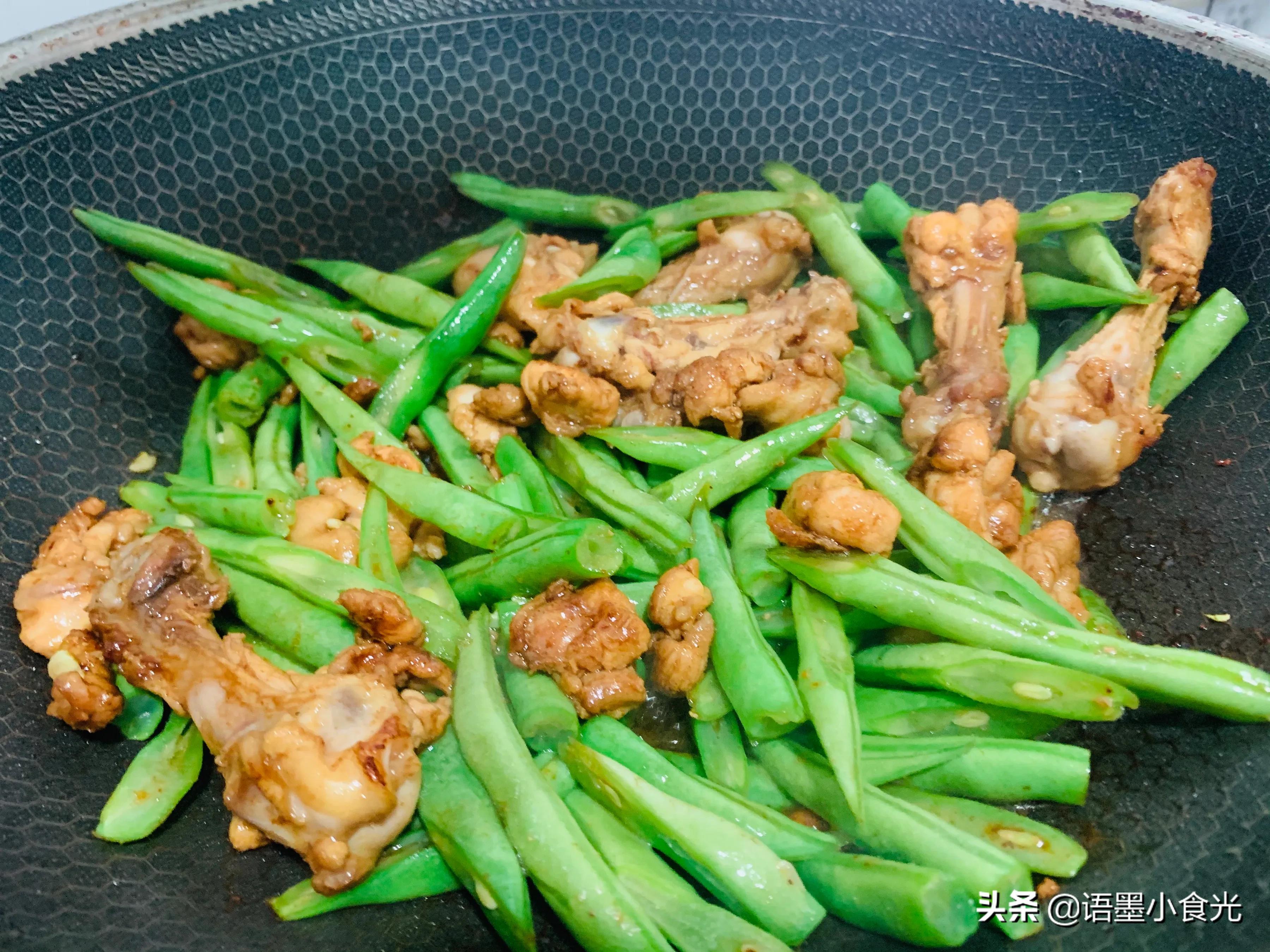 Home cooking Stirfried chicken drumsticks with green beans, a musthave side dish in early