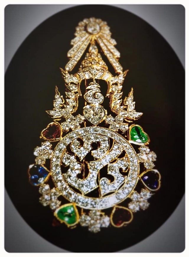 Bhumibol gave Sirikit's brooch, every detail hides a deep meaning, full