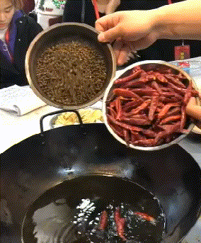 搞笑动图GIF：力太大，妹子这样做肯定是有效果的吧！