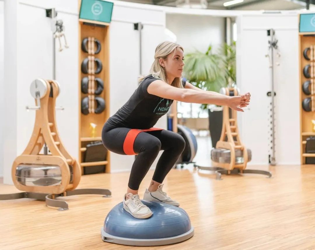 Rowing does not practice hip hinges, lack of core support, no wonder it