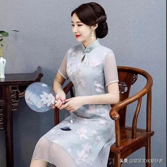 The encounter between cheongsam and bonsai, a kind of alluring beauty ...