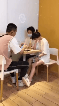 爆笑GIF动图：大爷挺会玩啊，想当天使想疯了吧！