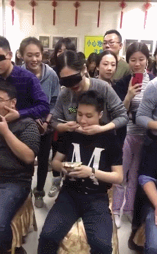 好笑的动态图片：二哈遇到大哥，行匍匐之礼！