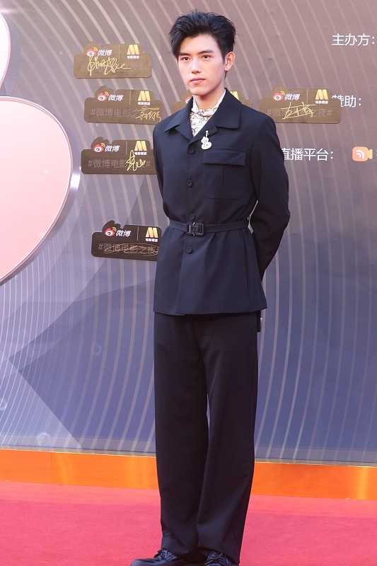 Chen Feiyu and his mother Chen Hong are walking together. The mother ...