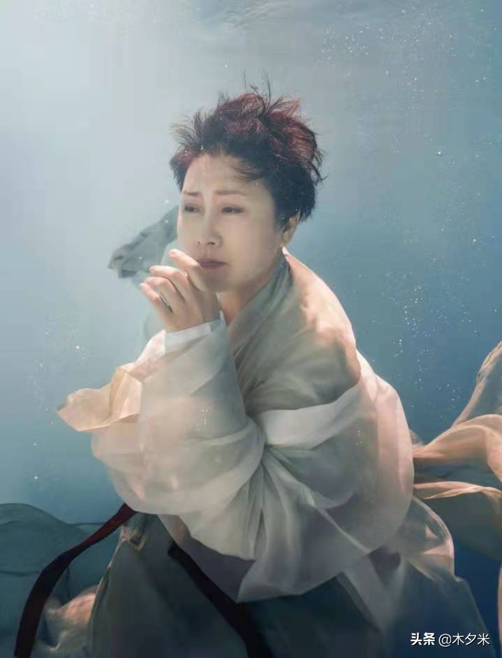 50+ moms' underwater dance, glamorous for everyone - iNEWS