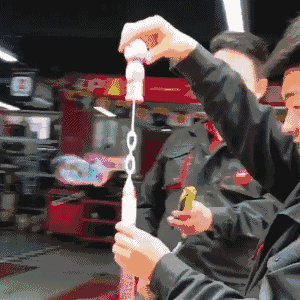 笑到肚子疼的GIF:你这么对新娘子开玩笑,迟早有一天坟头会长草的