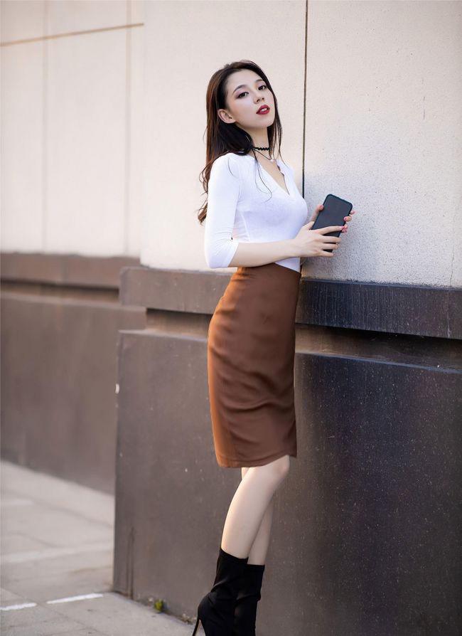 What should I do if my girlfriend's skirt is too short?Ten seconds to