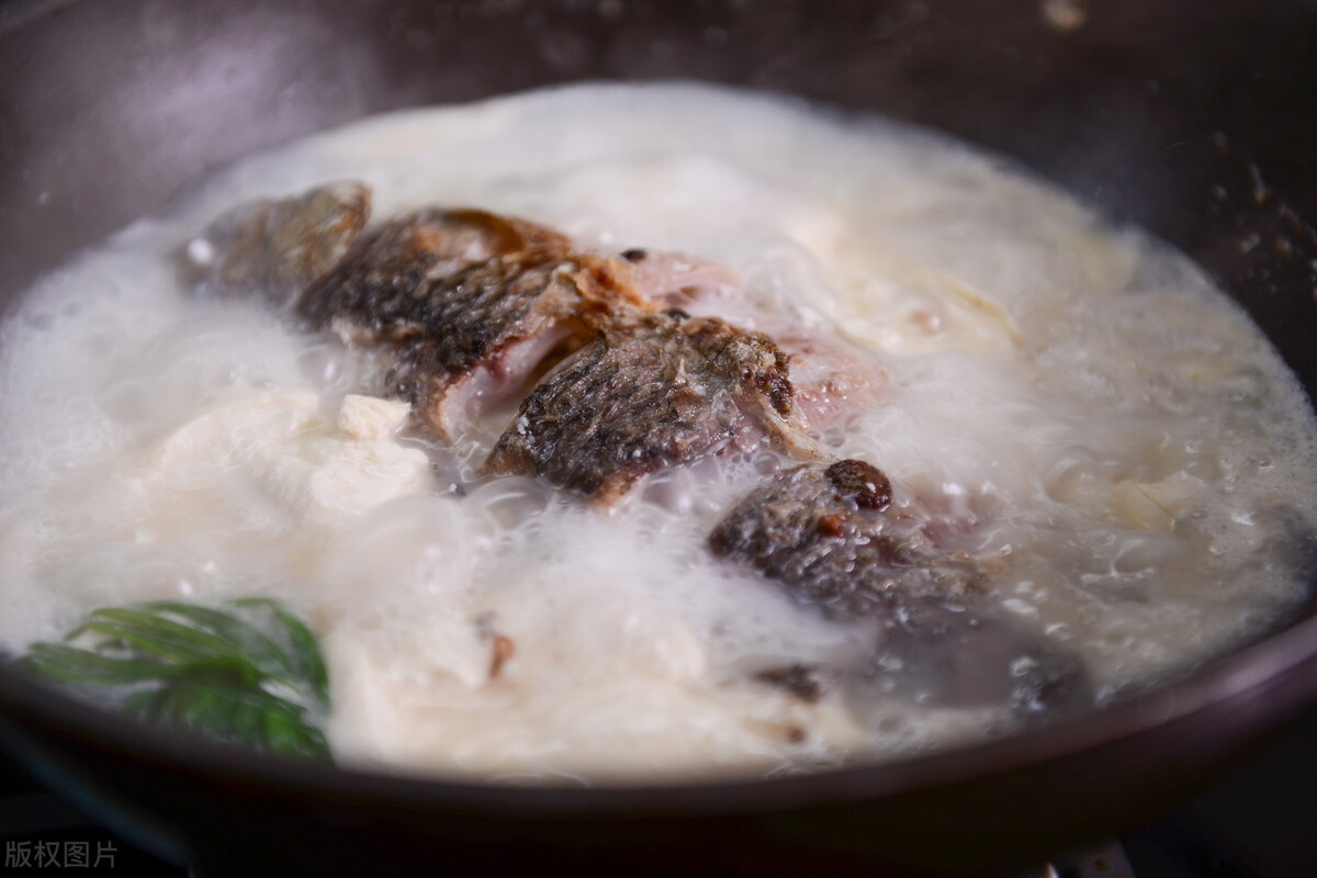 How to make crucian tofu soup iNEWS