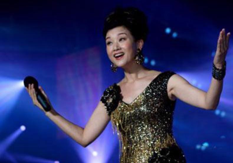 Song Zuying, the queen of folk songs, how is this Xiang girl now? - iNEWS