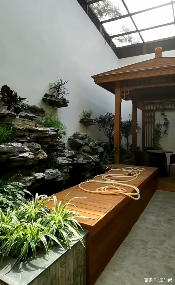 The first floor is 20m2 sinking courtyard, built into "garden sun room