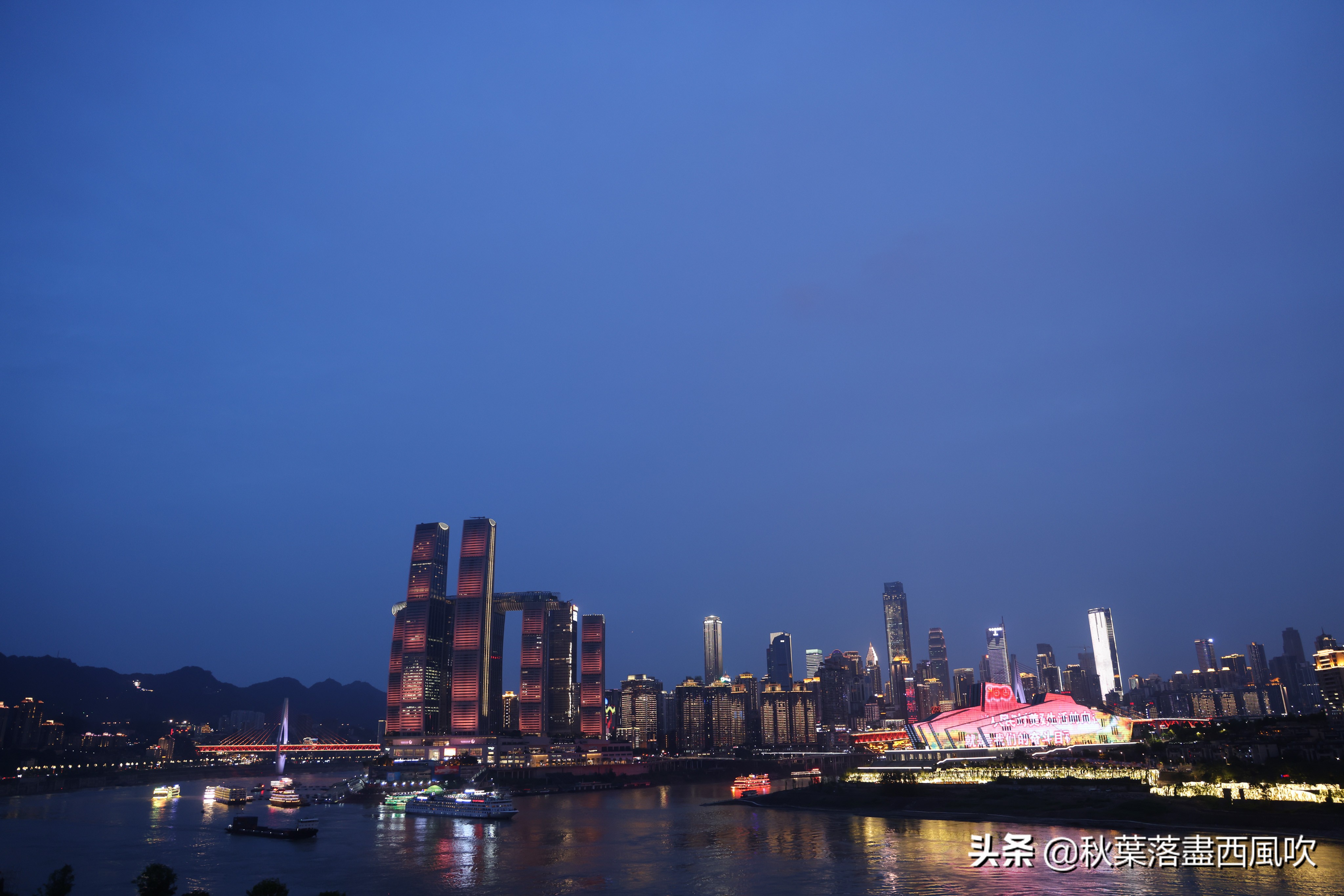 Standing on the Danzishi Old Street in Changjiahui, Chongqing, you can ...